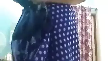 Indian nude lady strips her saree and masturbates