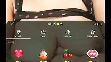 Famous Pakistani bhabhi Labba Khan showing boobs Live